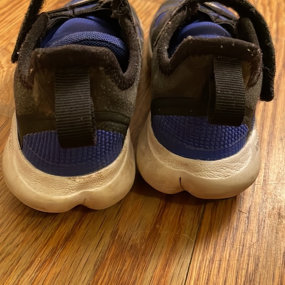Nike sneakers with Velcro closure. - Picture 4 of 6
